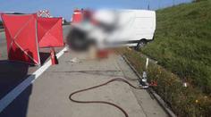 Dodávka na D1 zdemolovala světelnou šipku, šofér zemřel