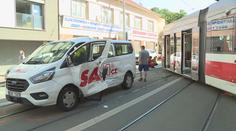 V Brně se srazila tramvaj s dodávkou. Dva lidé se lehce zranili