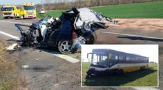 U Znojma se srazily autobus a 2 auta. Jeden mrtvý, 5 zraněných
