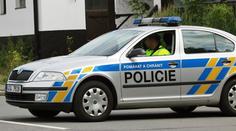 Muž s pistolí chtěl vyloupit pražskou benzinku. Obsluha se ubránila
