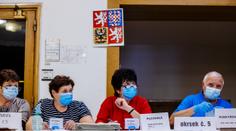 Volební komisaři nemusí prokazovat bezinfekčnost, stačí jim respirátor