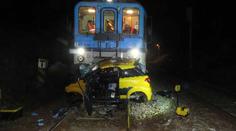 Vlak zdemoloval auto. Za volantem byl mladík (17). Řidičák už měl