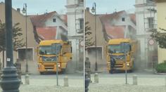 Řidič věřil navigaci a zasekl se. Domům "upravil" fasádu