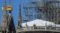 Vláda chce urychlit opravu Notre-Dame. Hnutí žlutých vest se bouří