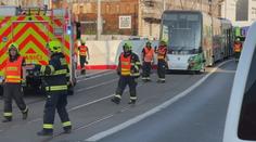 Auto v Praze narazilo do motorky a tramvaje, ta vykolejila. Řidič osobáku zemřel