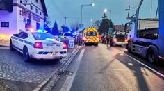 Auto srazilo čtyři děti na přechodu před školou! Zasahoval vrtulník