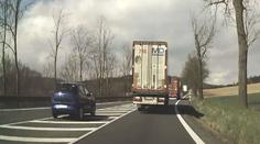Kousek od strašlivé nehody. Řidič natočil obrovský hazard při předjíždění