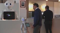 Místo recepční vám v tomto hotelu poradí robot! Podívejte, jak je milý