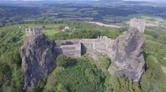 Hrad Trosky se letos těší velké oblibě. Díky počítačové hře ho navštěvují davy turistů