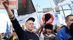 Plamenné projevy i hromadná rvačka. Odborářská demonstrace DETAILNĚ