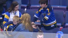 Malý fanda dojal NHL! Hokejku od hvězdy dal menšímu klučinovi