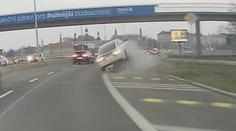 VIDEO: Záběry jako z Kobry 11. Audi na Nuselském mostě skončilo na střeše