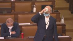 Jednání poslanců nebralo konce. Někteří si do Sněmovny vzali spacák či zubní pastu