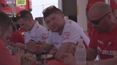 Jídlo na Dakaru? Obří jídelna, někteří požívají lunchmeat s mlékem