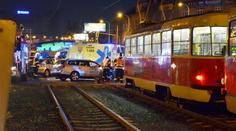 V centru Prahy se srazila tramvaj s autem, na místě je pět zraněných