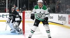 Divoký výsledek v Dallasu. Hokejisté Stars vstřelili sedm gólů, Faksa asistoval