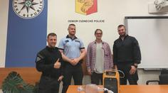 Dělníka zasáhl při práci elektrický proud, zachránili ho policisté