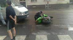 Motorkář ujížděl jako šílený. Po honičce skončil v poutech