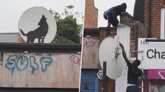 Známý umělec Banksy vystavil nová díla. Jedno z nich někdo před zraky lidí ukradl