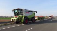 To je troufalost! Řidič kombajnu se vesele "řítil" po dálnici D11