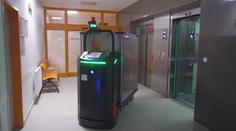Jihlavská nemocnice testuje autonomní roboty. Měli by nahradit chybějící personál