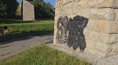 Vandal poškodil historický železniční most. Na fasádu nastříkal obří graffiti