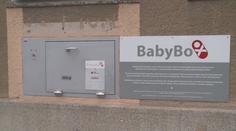 V pražském babyboxu našli novorozeného chlapce. Měl jen deku
