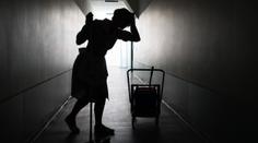 Češi v krizi berou i práci, kterou dřív nechtěli. Jinde ale lidé chybí dál