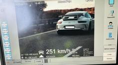 Policie: Nepleťte si dálnici s autodromem! Řidiči v Porsche 911 naměřili na D3 přes 250 km/h