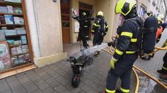 V Ostravě explodovala baterie elektrokoloběžky. Požár zranil pět lidí