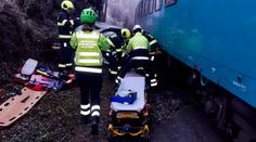 Vlak zdemoloval auto Boltu, bylo v něm 90 cestujících. Řidiče vyprošťovali