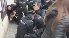 Policie při protestech řešila pokus o krádež vlajky, zadržela šest lidí!