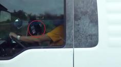 Mobil v ruce, čtení novin: Policie zveřejnila video s nepozornými řidiči!