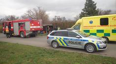 Během opravy spadlo na muže auto. Vážným zraněním podlehl na místě
