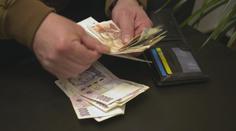 Každá čtvrtá domácnost v Česku má potíže vyjít s penězi. Lidé si berou půjčky