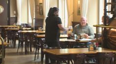 Číšníci a kuchaři se do restaurací už vracet nechtějí. Nahrazují je cizinci