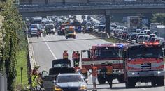 Dálnici D1 blokovaly tři řetězové nehody. Havarovalo při nich 11 aut