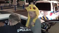 Hlídka našla opilou dívku s Pikačuem na hlavě. Když pro ni přijel otec, byl také opilý