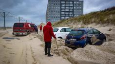 Belgii zasáhla bouře Odette. Město na pobřeží pohřbily tuny písku