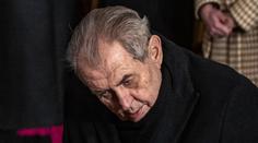 Zázrak na Dukově pohřbu. Miloš Zeman vstal a do kostela vešel po svých