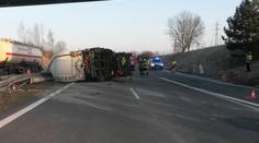 Dálnice D3 uzavřena! Převrácená cisterna blokuje provoz