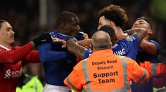 Emotivní dohra na Evertonu. Padaly červené karty, dostal ji i Slot