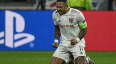 Depay šel bránit spoluhráče Marcela, fanoušci se na něj vrhli