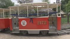 Legendární tramvaj pražské zoo se po opravě vrátila do provozu