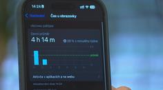 Češi vedou v závislosti na telefonech. Jsou kvůli tomu víc nervózní, říkají lékaři