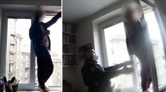 Muž stál v okně 4. patra a popíjel kávu. Policista zakročil