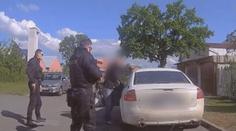 VIDEO: Zfetovaný řidič se po krátké honičce vzdal a zastavil