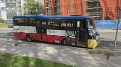 VIDEO: Opilý řidič s autobusem plným lidí boural. Od nehody ujel