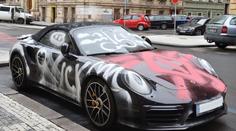Tohle zamrzí! Vandal poničil na Smíchově luxusní Porsche! GALERIE