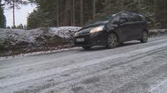 Řidiči nejsou připraveni na namrzlé silnice, led už způsobil první nehody